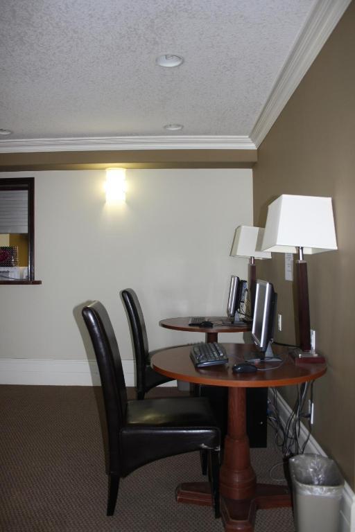 Lakeview Inns & Suites - Edson Airport West Exteriör bild